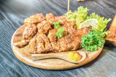 İyi pişmiş salamura edilmiş biftek ahşap tahtada.