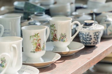 Çok temiz boş bardak içecek bir gece kulübünde çubuğunda.