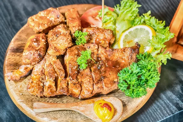 İyi pişmiş salamura edilmiş biftek ahşap tahtada.