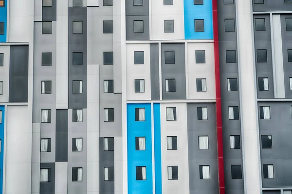 Janelas no edifício colorido — Fotografia de Stock