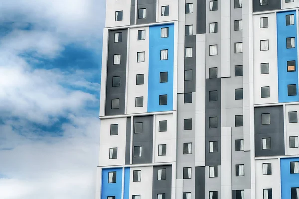 Janelas no edifício colorido — Fotografia de Stock