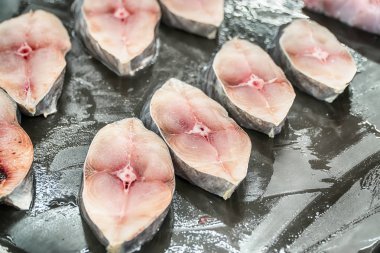 Taze somon balık. Buz üzerinde Çiğ somon biftek. Gıda arka plan. Hedef