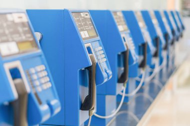 Paraları kullanarak eski ve geleneksel kamu telefonlar.