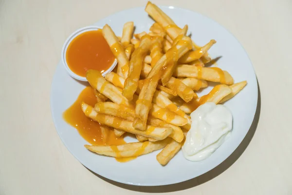 Frites et ketchup au restaurant — Photo