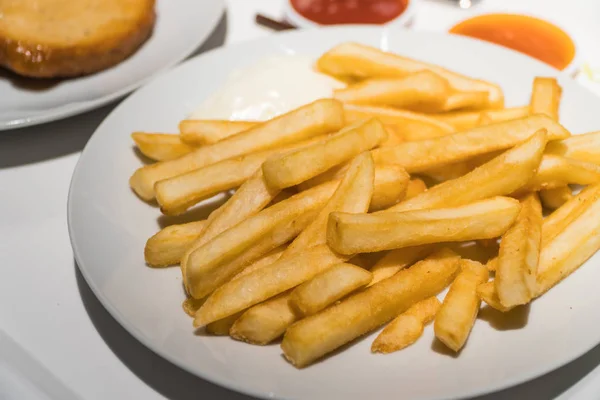 フライド ポテトとケチャップのレストランで — ストック写真