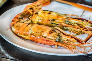 Tabak ızgara karides