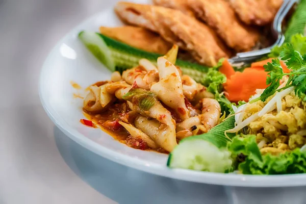 Ensalada de papaya, comida tailandesa en las provincias del noreste de Tailandia — Foto de Stock