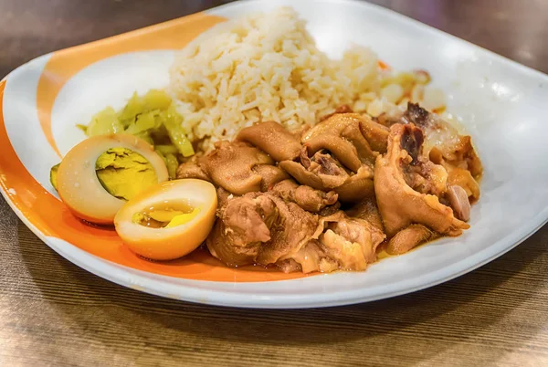 Perna de porco cozida sobre arroz — Fotografia de Stock