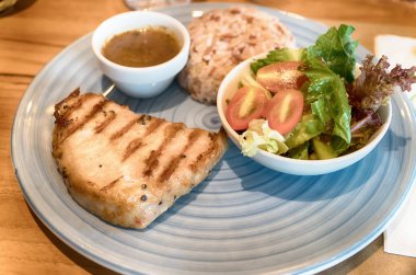 Izgara biftek ile kızarmış patates