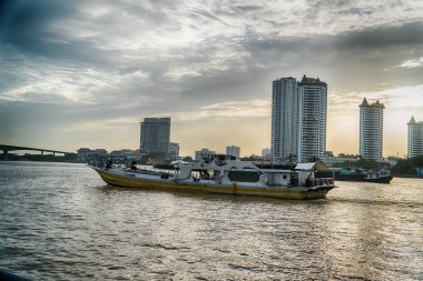 Bangkok, Tayland - 5 Ağustos 2017: Otel, Chao Praya Nehri bir