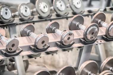 Ekipmanlı yeni bir modern spor salonu..