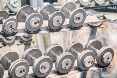 Ekipmanlı yeni bir modern spor salonu..