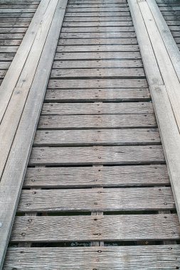 Düşük, çok yakın çekim ahşap köprü görünümünü. Ortalanmış