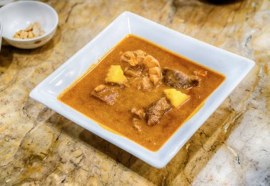 Körili tavuk massaman