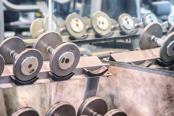 Ekipmanlı yeni bir modern spor salonu..