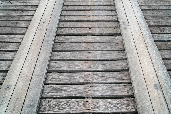 Düşük, çok yakın çekim ahşap köprü görünümünü. Ortalanmış