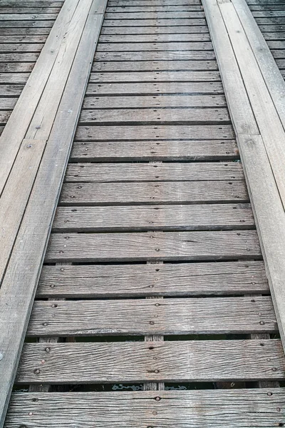 Düşük, çok yakın çekim ahşap köprü görünümünü. Ortalanmış