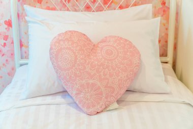 Kanepe yastık kırmızı kalp ya da aşk şekli