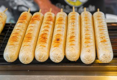 Yangın dumanı tüten Vietnamca domuz sosis ızgara