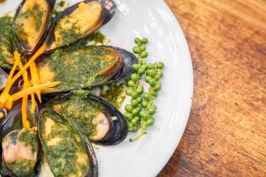 Havuç plaka ile pişmiş midye