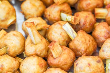 Şeker kamışı bile delip kıyılmış karides kızarmış