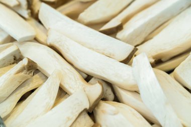 Grup dilimlenmiş mantar yemek pişirmek için hazır