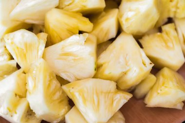 Ananas kesme tahtası üzerinde dilimlenmiş