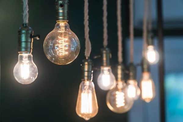 Vintage akkor Edison tipi ampuller ve pencere yansımalar
