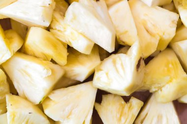 Ananas kesme tahtası üzerinde dilimlenmiş