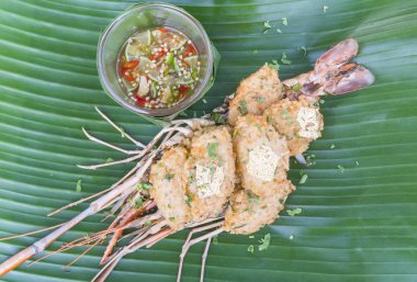 Kızarmış karides ve soslu pirinç ve altın varak yapıştırın