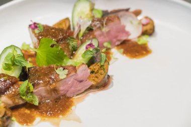 mango üzerine taze sote sebzeli ızgara domuz eti bonfile