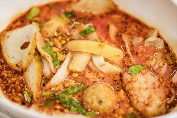 Yen Ta Fo, nouilles thaïlandaises avec boule de poisson, soupe de fruits de mer et sau rouge — Photo