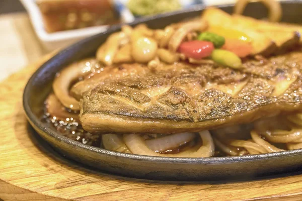 Nahaufnahme von Saba-Fisch im Restaurant gegrillt.Selektiver Fokus — Stockfoto