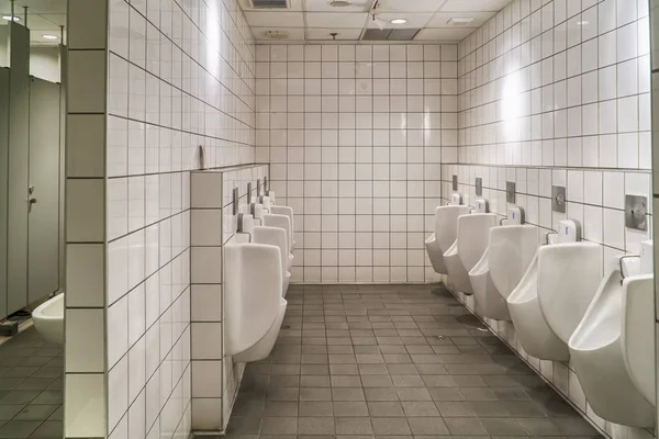 Eigentijds interieur van openbaar toilet — Stockfoto