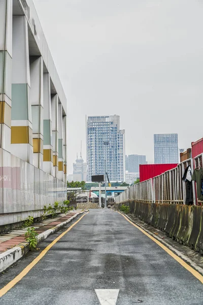 Lege straat met opmerkelijke historische gebouwen in Bangkok, Tha — Stockfoto