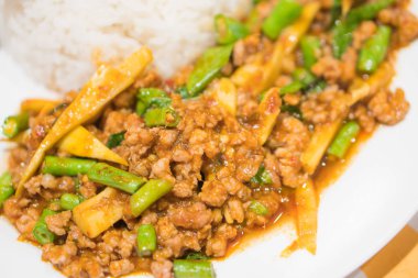 Pirinç ile tavada kızartılmış kıyılmış domuz eti ve fesleğen sahanda yumurta ile tepesinde