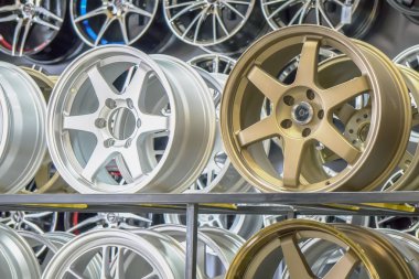 Otomobil araba alaşım jantlar ile Dükkanı raflar