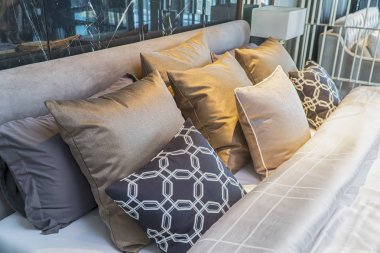 Oturma odasında renkli yastıklar grubu