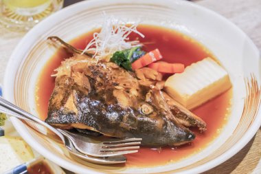 Japon mutfağı/Buhar Saba balık kafası soya sosu ile