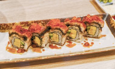 Somon ve karides soslu suşi.