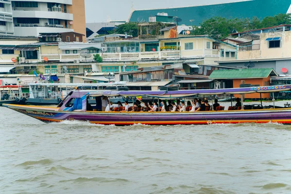 BANGKOK, THAILAND - JAN 9, 2018: people travel in the morning wi — Stock Photo, Image