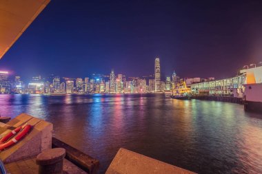 Victoria Harbour üzerinde akşam Hong Kong manzarası