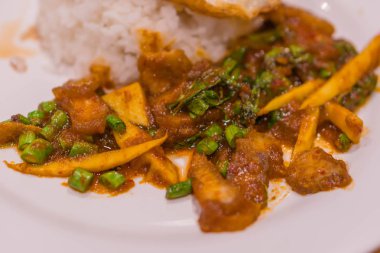 Basil Crispy porks ve bambu sürgünleri ile yasemin beyaz pirinç 