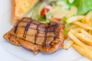 Orta nadir ızgara sığır eti biftek ahşap siyah arka plan WIT Tarih