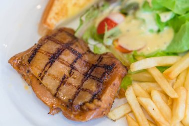 Orta nadir ızgara sığır eti biftek ahşap siyah arka plan WIT Tarih