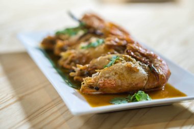 derin yağda kızartılmış Karides tabağı demirhindi sos ile