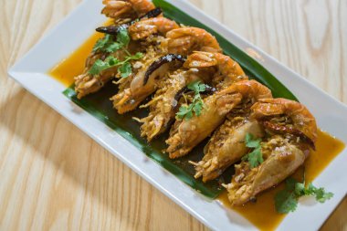 derin yağda kızartılmış Karides tabağı demirhindi sos ile