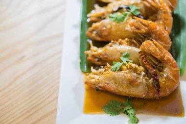 derin yağda kızartılmış Karides tabağı demirhindi sos ile