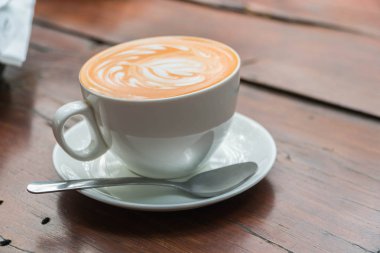 Bir fincan kahve ile latte sanat beyaz kahve c Ocak şeklinde