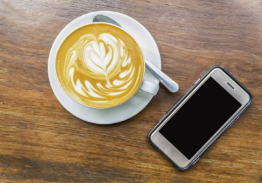 Latte sanat ile akıllı telefon kahve fincan